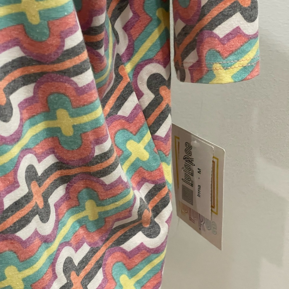 New LuLaRoe M Irma Patterned High Low‎ Tunic with Stretch - Picture 6 of 9